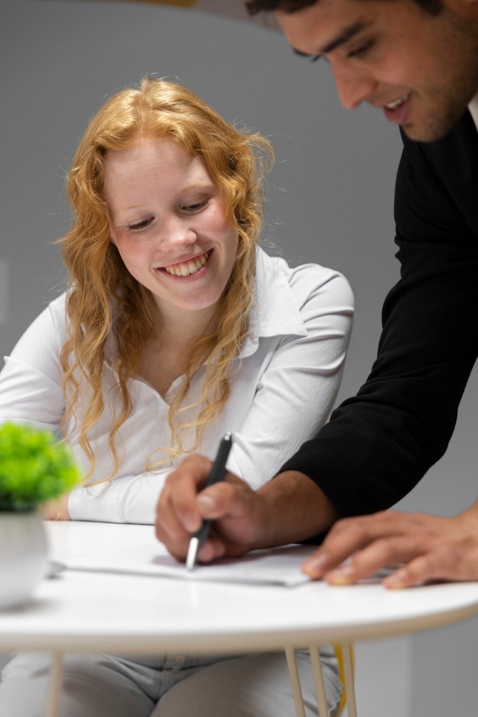 employee-showing-appreciation-each-other